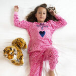 Deze leuke roze pyjama All you Need komt uit de collectie van Frogs and Dogs. Deze serie heeft een verbeterde stofkwaliteit waardoor die mooier blijft na het wassen. Deze pyjama bestaat uit een shirt met lange mouwen en een broek met lange pijpen. Het shirtje heeft een overall zebraprint en op de voorzijde in het blauw tekst All you Need is met een hart. Het broekje heeft dezelfde overall print van een zebra.