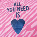 Deze leuke roze pyjama All you Need komt uit de collectie van Frogs and Dogs. Deze serie heeft een verbeterde stofkwaliteit waardoor die mooier blijft na het wassen. Deze pyjama bestaat uit een shirt met lange mouwen en een broek met lange pijpen. Het shirtje heeft een overall zebraprint en op de voorzijde in het blauw tekst All you Need is met een hart. Het broekje heeft dezelfde overall print van een zebra.