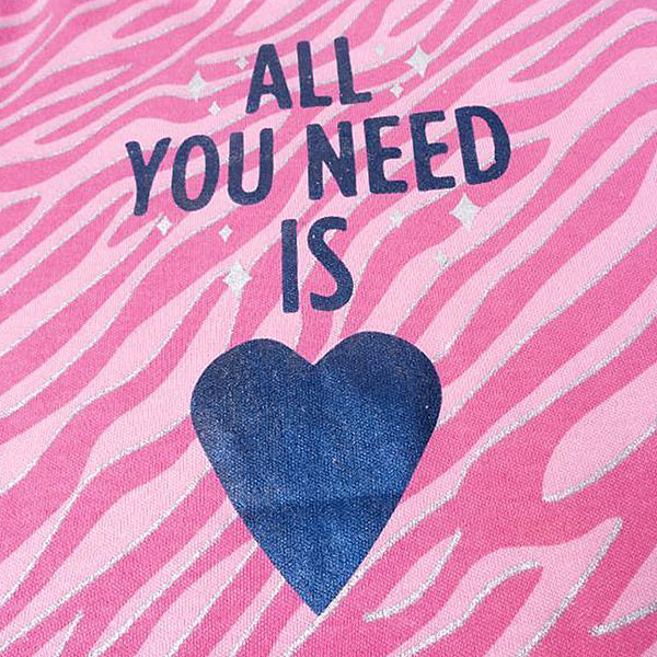 Deze leuke roze pyjama All you Need komt uit de collectie van Frogs and Dogs. Deze serie heeft een verbeterde stofkwaliteit waardoor die mooier blijft na het wassen. Deze pyjama bestaat uit een shirt met lange mouwen en een broek met lange pijpen. Het shirtje heeft een overall zebraprint en op de voorzijde in het blauw tekst All you Need is met een hart. Het broekje heeft dezelfde overall print van een zebra.