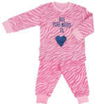 Deze leuke roze pyjama All you Need komt uit de collectie van Frogs and Dogs. Deze serie heeft een verbeterde stofkwaliteit waardoor die mooier blijft na het wassen. Deze pyjama bestaat uit een shirt met lange mouwen en een broek met lange pijpen. Het shirtje heeft een overall zebraprint en op de voorzijde in het blauw tekst All you Need is met een hart. Het hartje is gemaakt van pailletten in de kleur blauw en zilver. Dus je kan zelf de kleur van het hartje bepalen. Het broekje heeft dezelfde overall print van een zebra.