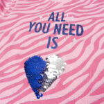 Deze leuke roze pyjama All you Need komt uit de collectie van Frogs and Dogs. Deze serie heeft een verbeterde stofkwaliteit waardoor die mooier blijft na het wassen. Deze pyjama bestaat uit een shirt met lange mouwen en een broek met lange pijpen. Het shirtje heeft een overall zebraprint en op de voorzijde in het blauw tekst All you Need is met een hart. Het hartje is gemaakt van pailletten in de kleur blauw en zilver. Dus je kan zelf de kleur van het hartje bepalen. Het broekje heeft dezelfde overall print van een zebra.