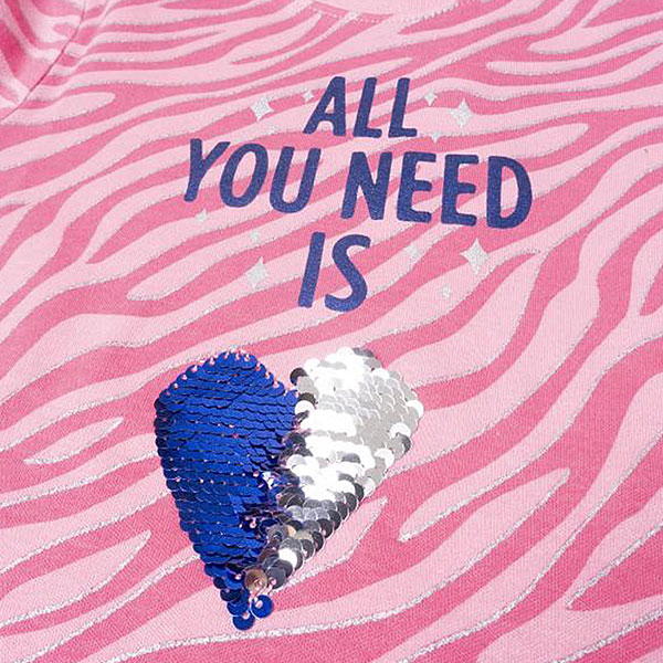 Deze leuke roze pyjama All you Need komt uit de collectie van Frogs and Dogs. Deze serie heeft een verbeterde stofkwaliteit waardoor die mooier blijft na het wassen. Deze pyjama bestaat uit een shirt met lange mouwen en een broek met lange pijpen. Het shirtje heeft een overall zebraprint en op de voorzijde in het blauw tekst All you Need is met een hart. Het hartje is gemaakt van pailletten in de kleur blauw en zilver. Dus je kan zelf de kleur van het hartje bepalen. Het broekje heeft dezelfde overall print van een zebra.