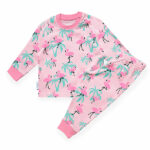 Deze leuke roze pyjama Flamingo komt uit de collectie van Frogs and Dogs. Deze serie heeft een verbeterde stofkwaliteit waardoor die mooier blijft na het wassen. Deze pyjama bestaat uit een shirt met lange mouwen en een broek met lange pijpen. De pyjama heeft een overall flamingo print met palmbomen. 