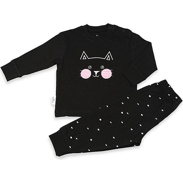 Deze leuke zwarte pyjama Kitty komt uit de collectie van Frogs and Dogs. Deze serie heeft een verbeterde stofkwaliteit waardoor die mooier blijft na het wassen. Deze pyjama bestaat uit een shirt met lange mouwen en een broek met lange pijpen. Het shirtje heeft op de voorzijde een afbeelding van een kattenhoofdje. Het broekje heeft een overall print van witte stippen.