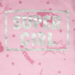 Deze leuke roze pyjama Super Girl komt uit de collectie van Frogs and Dogs. Deze serie heeft een verbeterde stofkwaliteit waardoor die mooier blijft na het wassen. Deze pyjama bestaat uit een shirt met lange mouwen en een broek met lange pijpen. De pyjama heeft een overall print met de kreten & wolkjes en op de voorzijde een zilver blok met daarin groot de tekst Super Girl.