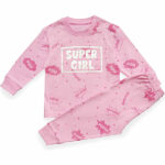Deze leuke roze pyjama Super Girl komt uit de collectie van Frogs and Dogs. Deze serie heeft een verbeterde stofkwaliteit waardoor die mooier blijft na het wassen. Deze pyjama bestaat uit een shirt met lange mouwen en een broek met lange pijpen. De pyjama heeft een overall print met de kreten & wolkjes en op de voorzijde een zilver blok met daarin groot de tekst Super Girl.
