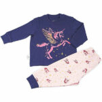 Deze leuke pyjama Unicorn komt uit de collectie van Frogs and Dogs. Deze serie heeft een verbeterde stofkwaliteit waardoor die mooier blijft na het wassen. Deze pyjama bestaat uit een shirt met lange mouwen en een broek met lange pijpen. Het shirtje is gemaakt van donkerblauwe stof en heeft op de voorzijde groot een Unicorn staan met sterren. Het broekje is zachtroze met blauwe boorden aan de pijpjes en een allover print van sterren en een Unicorn hoofd.