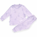 Deze leuke lila pyjama Giraffe komt uit de collectie van Frogs and Dogs.  Deze pyjama bestaat uit een shirt met lange mouwen en een broek met lange pijpen. De pyjama heeft een overall print van paarse giraffes. Deze serie heeft een verbeterde stofkwaliteit waardoor die mooier blijft na het wassen.