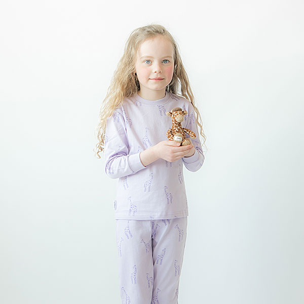 Deze leuke lila pyjama Giraffe komt uit de collectie van Frogs and Dogs. Deze pyjama bestaat uit een shirt met lange mouwen en een broek met lange pijpen. De pyjama heeft een overall print van paarse giraffes. Deze serie heeft een verbeterde stofkwaliteit waardoor die mooier blijft na het wassen.