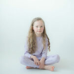 Deze leuke lila pyjama Giraffe komt uit de collectie van Frogs and Dogs.  Deze pyjama bestaat uit een shirt met lange mouwen en een broek met lange pijpen. De pyjama heeft een overall print van paarse giraffes. Deze serie heeft een verbeterde stofkwaliteit waardoor die mooier blijft na het wassen.