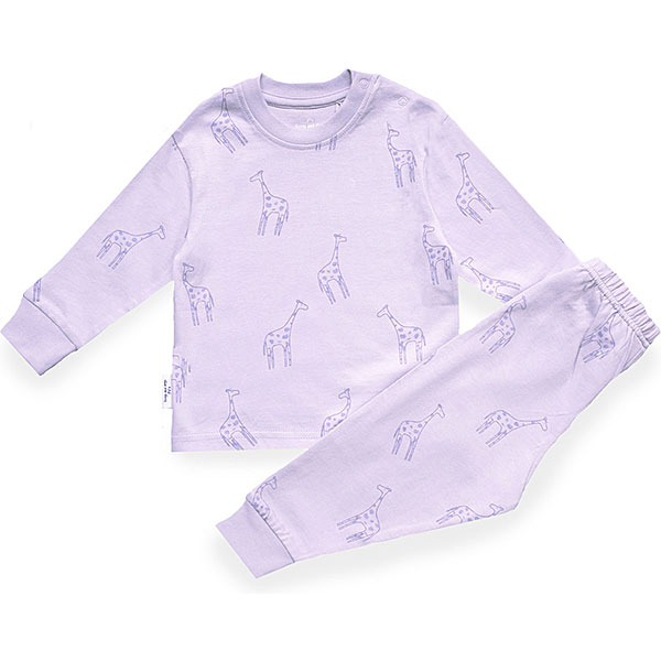 Deze leuke lila pyjama Giraffe komt uit de collectie van Frogs and Dogs.  Deze pyjama bestaat uit een shirt met lange mouwen en een broek met lange pijpen. De pyjama heeft een overall print van paarse giraffes. Deze serie heeft een verbeterde stofkwaliteit waardoor die mooier blijft na het wassen.
