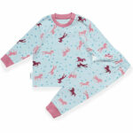 Deze leuke blauwe pyjama Horse komt uit de collectie van Frogs and Dogs. Deze pyjama bestaat uit een shirt met lange mouwen en een broek met lange pijpen. Zowel het shirtje als het broekje hebben een overall print van paarden en hartjes. Deze serie heeft een verbeterde stofkwaliteit waardoor die mooier blijft na het wassen.
