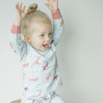 Deze leuke blauwe pyjama Horse komt uit de collectie van Frogs and Dogs. Deze pyjama bestaat uit een shirt met lange mouwen en een broek met lange pijpen. Zowel het shirtje als het broekje hebben een overall print van paarden en hartjes. Deze serie heeft een verbeterde stofkwaliteit waardoor die mooier blijft na het wassen.