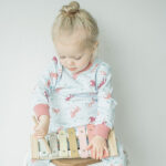 Deze leuke blauwe pyjama Horse komt uit de collectie van Frogs and Dogs. Deze pyjama bestaat uit een shirt met lange mouwen en een broek met lange pijpen. Zowel het shirtje als het broekje hebben een overall print van paarden en hartjes. Deze serie heeft een verbeterde stofkwaliteit waardoor die mooier blijft na het wassen.