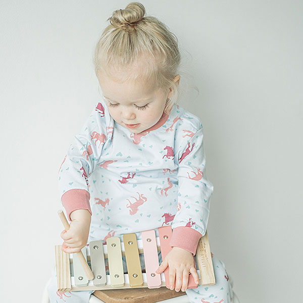 Deze leuke blauwe pyjama Horse komt uit de collectie van Frogs and Dogs. Deze pyjama bestaat uit een shirt met lange mouwen en een broek met lange pijpen. Zowel het shirtje als het broekje hebben een overall print van paarden en hartjes. Deze serie heeft een verbeterde stofkwaliteit waardoor die mooier blijft na het wassen.