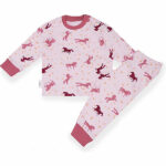Deze leuke roze pyjama Horse komt uit de collectie van Frogs and Dogs. Deze pyjama bestaat uit een shirt met lange mouwen en een broek met lange pijpen. Zowel het shirtje als het broekje hebben een overall print van paarden en hartjes. Deze serie heeft een verbeterde stofkwaliteit waardoor die mooier blijft na het wassen.