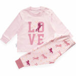 Deze leuke roze pyjama Horse Love komt uit de collectie van Frogs and Dogs. Deze serie heeft een verbeterde stofkwaliteit waardoor die mooier blijft na het wassen. Deze pyjama bestaat uit een shirt met lange mouwen en een broek met lange pijpen. Op het shirtje staat in het groot de tekst Love in het roze met oranje hartjes en de afbeelding van een paard. Op het broekje staat er een overall print van hartjes & paarden.