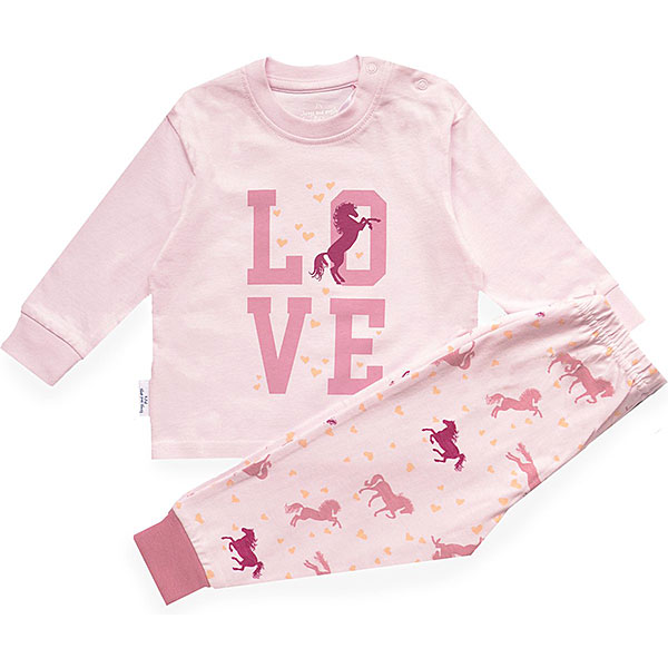 Deze leuke roze pyjama Horse Love komt uit de collectie van Frogs and Dogs. Deze serie heeft een verbeterde stofkwaliteit waardoor die mooier blijft na het wassen. Deze pyjama bestaat uit een shirt met lange mouwen en een broek met lange pijpen. Op het shirtje staat in het groot de tekst Love in het roze met oranje hartjes en de afbeelding van een paard. Op het broekje staat er een overall print van hartjes & paarden.