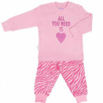 Deze leuke roze pyjama All you Need komt uit de collectie van Frogs and Dogs. Deze pyjama bestaat uit een shirt met lange mouwen en een broek met lange pijpen. Het effen roze shirtje heeft op de voorzijde in donkerroze de tekst 'All you Need is' met een hart. Het hartje is gemaakt van pailletten in de kleur roze/zilver. Dus je kan zelf de kleur van het hartje bepalen. Het broekje heeft dezelfde overall print van een zebra. Deze serie heeft een verbeterde stofkwaliteit waardoor die mooier blijft na het wassen. 