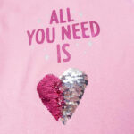 Deze leuke roze pyjama All you Need komt uit de collectie van Frogs and Dogs. Deze pyjama bestaat uit een shirt met lange mouwen en een broek met lange pijpen. Het effen roze shirtje heeft op de voorzijde in donkerroze de tekst 'All you Need is' met een hart. Het hartje is gemaakt van pailletten in de kleur roze/zilver. Dus je kan zelf de kleur van het hartje bepalen. Het broekje heeft dezelfde overall print van een zebra. Deze serie heeft een verbeterde stofkwaliteit waardoor die mooier blijft na het wassen. 