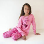 Deze leuke roze pyjama All you Need komt uit de collectie van Frogs and Dogs. Deze pyjama bestaat uit een shirt met lange mouwen en een broek met lange pijpen. Het effen roze shirtje heeft op de voorzijde in donkerroze de tekst 'All you Need is' met een hart. Het hartje is gemaakt van pailletten in de kleur roze/zilver. Dus je kan zelf de kleur van het hartje bepalen. Het broekje heeft dezelfde overall print van een zebra. Deze serie heeft een verbeterde stofkwaliteit waardoor die mooier blijft na het wassen. 