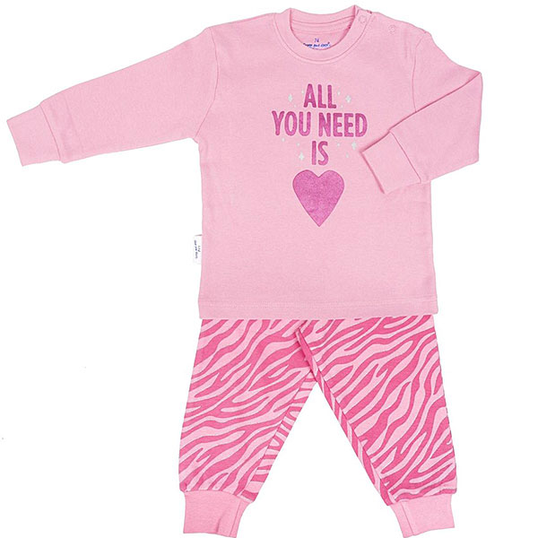 Deze leuke roze pyjama All you Need komt uit de collectie van Frogs and Dogs. Deze pyjama bestaat uit een shirt met lange mouwen en een broek met lange pijpen. Het effen roze shirtje heeft op de voorzijde in donkerroze de tekst 'All you Need is' met een hart. Het hartje is gemaakt van pailletten in de kleur roze/zilver. Dus je kan zelf de kleur van het hartje bepalen. Het broekje heeft dezelfde overall print van een zebra. Deze serie heeft een verbeterde stofkwaliteit waardoor die mooier blijft na het wassen.