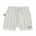 Dit stoere gebroken witte korte broekje met geprinte strepen uit de Sun and Sand-collectie van Frogs and Dogs. Gemaakt van zacht en luchtig materiaal voor extra comfort. Perfect voor zomerse dagen en dagelijks gebruik. Het broekje een omgeslagen rand bij de pijpjes voor een speelse look. Dankzij de elastische tailleband met koord zit het broekje comfortabel en blijft hij goed op zijn plek.