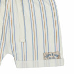Dit stoere gebroken witte korte broekje met geprinte strepen uit de Sun and Sand-collectie van Frogs and Dogs. Gemaakt van zacht en luchtig materiaal voor extra comfort. Perfect voor zomerse dagen en dagelijks gebruik. Het broekje een omgeslagen rand bij de pijpjes voor een speelse look. Dankzij de elastische tailleband met koord zit het broekje comfortabel en blijft hij goed op zijn plek.