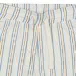 Dit stoere gebroken witte korte broekje met geprinte strepen uit de Sun and Sand-collectie van Frogs and Dogs. Gemaakt van zacht en luchtig materiaal voor extra comfort. Perfect voor zomerse dagen en dagelijks gebruik. Het broekje een omgeslagen rand bij de pijpjes voor een speelse look. Dankzij de elastische tailleband met koord zit het broekje comfortabel en blijft hij goed op zijn plek.