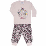 Deze lieve roze pyjama Best Friends komt uit de collectie van Fun2Wear. Deze pyjama bestaat uit een shirt met lange mouwen en een broek met lange pijpen. Het shirtje heeft op de voorzijde een print van poesjes onder een regenboog met de tekst Best Friends. Het broekje heeft een overall luipaardenprint. De boordjes van de mouwen en de pijpjes zijn roze van kleur.