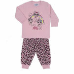 Deze lieve roze pyjama Best Friends komt uit de collectie van Fun2Wear. Deze pyjama bestaat uit een shirt met lange mouwen en een broek met lange pijpen. Het shirtje heeft op de voorzijde een print van poesjes onder een regenboog met de tekst Best Friends. Het broekje heeft een overall luipaardenprint. De boordjes van de mouwen en de pijpjes zijn roze van kleur.