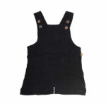 Dit leuke zwarte salopetteshortje is gemaakt een katoen crepe wat veel wordt gebruikt in de luchtige zomercollectie van MIJS X MERLIJN. Het shortje heeft twee paspel zakjes aan de voorkant en verstelbare knoopsluitingen met houten knopen. Kan erg leuk gecombineerd worden met de giraffe romper of de mouwloze rompers.