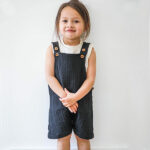 Dit leuke zwarte salopetteshortje is gemaakt een katoen crepe wat veel wordt gebruikt in de luchtige zomercollectie van MIJS X MERLIJN. Het shortje heeft twee paspel zakjes aan de voorkant en verstelbare knoopsluitingen met houten knopen. Kan erg leuk gecombineerd worden met de giraffe romper of de mouwloze rompers.