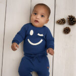 Frogs and Dogs baby sweater blauw met grote geprinte smiley uit de Happy with You collectie