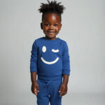 Frogs and Dogs peuter sweater blauw met grote geprinte smiley uit de Happy with You collectie