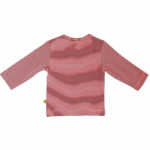 Dit licht roze met bordeaux streepjes baby t-shirt met lange mouwen en een ronde hals, is gemaakt van een comfortabele zachte rekbare katoen-lycra kwaliteit. De drukknoopjes op de schouder en de rek in de stof maakt dat de longsleeve gemakkelijk aan- en uit te trekken. De minimalistische en strakke lijnen in het ontwerp van het baby t-shirt met lange mouw en de eigenzinnige details, zijn zeer kenmerkend voor de collectie van Mijs X Merlijn. Door de prachtige kleuren combinatie in de streepjes van het shirt kan het mooi gecombineerd worden met de broekjes en vestjes van Mijs X Merlijn. 