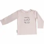 Een lieve roze shirt met lange mouwen is met een subtiele roze print komt uit de Happy Dogs & Little Frogs collectie van Frogs and Dogs. Een lieve lijn met kleding die speciaal gemaakt is voor de allerkleinste. Deze kledinglijn voor pasgeboren baby’s en is lief & zoet. Het shirtje is gemaakt van zacht katoen en heeft op beide schouders een drukkertje om het makkelijker aan te trekken. Het shirtje heeft op de voorzijde het logo geprint van Happy Dogs & Little Frogs. De boordjes van de mouwen zijn gezoomd net zo als de onderkant van het shirtje.