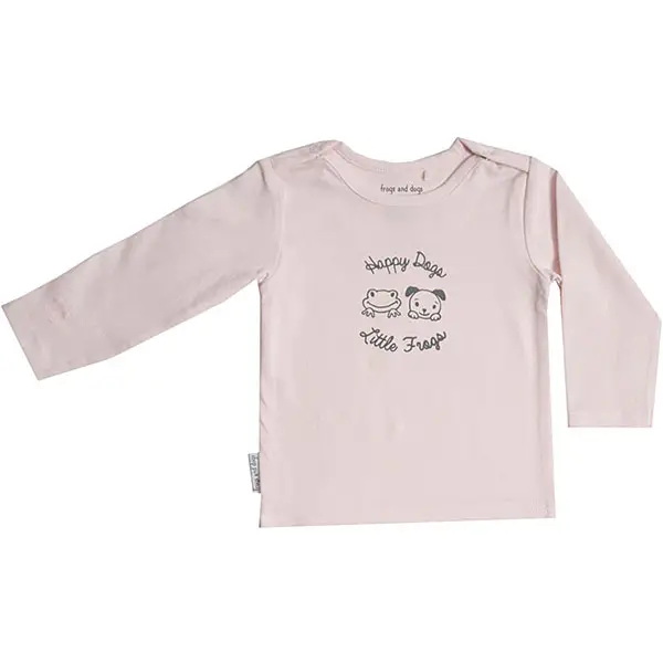 Een lieve roze shirt met lange mouwen is met een subtiele roze print komt uit de Happy Dogs & Little Frogs collectie van Frogs and Dogs. Een lieve lijn met kleding die speciaal gemaakt is voor de allerkleinste. Deze kledinglijn voor pasgeboren baby’s en is lief & zoet. Het shirtje is gemaakt van zacht katoen en heeft op beide schouders een drukkertje om het makkelijker aan te trekken. Het shirtje heeft op de voorzijde het logo geprint van Happy Dogs & Little Frogs. De boordjes van de mouwen zijn gezoomd net zo als de onderkant van het shirtje.