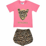 Hier vind je de stoere shortama Wild Child. Deze shortama bestaat uit een shirt met korte mouwen en een korte broek. Op het roze shirtje staat een hoofd van een luipaard geprint met een gouden kroontje met daaronder de tekst 'Wild Child'. Het korte broekje is voorzien van een overall luipaarden. Deze serie heeft een verbeterde stofkwaliteit waardoor die mooier blijft na het wassen. Deze shortama komt uit de collectie van Fun2Wear. Deze serie heeft een verbeterde stofkwaliteit waardoor die mooier blijft na het wassen.