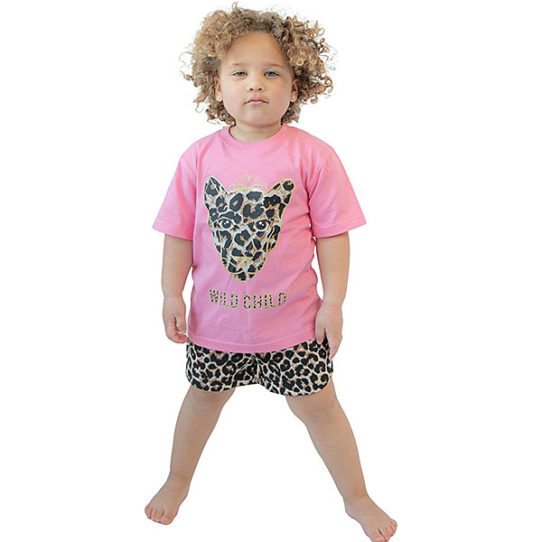 Hier vind je de stoere shortama Wild Child. Deze shortama bestaat uit een shirt met korte mouwen en een korte broek. Op het roze shirtje staat een hoofd van een luipaard geprint met een gouden kroontje met daaronder de tekst 'Wild Child'. Het korte broekje is voorzien van een overall luipaarden. Deze serie heeft een verbeterde stofkwaliteit waardoor die mooier blijft na het wassen. Deze shortama komt uit de collectie van Fun2Wear. Deze serie heeft een verbeterde stofkwaliteit waardoor die mooier blijft na het wassen.