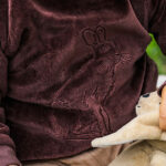 Deze prachtige stijlvolle bruine velourse sweater met een haasje op de voorkant geborduurd heeft lange mouwen en een ronde hals. Gemaakt van 100% katoen en is gemakkelijk aan te trekken dankzij de elastische boorden en de handige diagonale drukknoopjes op de schouders. Deze stoere babytrui is er ook in het lichtblauw.