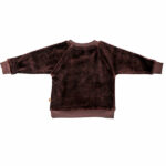 Deze prachtige stijlvolle bruine velourse sweater met een haasje op de voorkant geborduurd heeft lange mouwen en een ronde hals. Gemaakt van 100% katoen en is gemakkelijk aan te trekken dankzij de elastische boorden en de handige diagonale drukknoopjes op de schouders. Deze stoere babytrui is er ook in het lichtblauw.