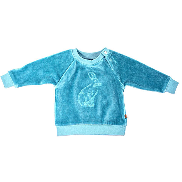 De prachtige stijlvolle velourse sweater met een haasje op de voorkant geborduurd heeft lange mouwen en een ronde hals. Gemaakt van 100% katoen en is gemakkelijk aan te trekken dankzij de elastische boorden en de handige diagonale drukknoopjes op de schouders. Deze stoere babytrui is er in het donker bruin en in het lichtblauw.
