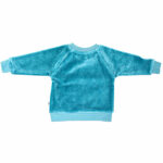 Deze prachtige lichtblauwe stijlvolle velourse sweater met een haasje op de voorkant geborduurd heeft lange mouwen en een ronde hals. Gemaakt van 100% katoen en is gemakkelijk aan te trekken dankzij de elastische boorden en de handige diagonale drukknoopjes op de schouders. Deze stoere babytrui is er in het donker bruin.