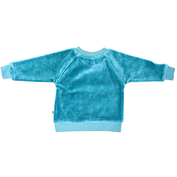 Deze prachtige lichtblauwe stijlvolle velourse sweater met een haasje op de voorkant geborduurd heeft lange mouwen en een ronde hals. Gemaakt van 100% katoen en is gemakkelijk aan te trekken dankzij de elastische boorden en de handige diagonale drukknoopjes op de schouders. Deze stoere babytrui is er in het donker bruin.