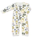 Hier het leuke boxpakje Fearless - Friends uit de collectie van Frogs and Dogs. Het boxpakje heeft een overall bedrukking van verschillende dieren waaronder een kikker, bij, schildpad & een hondje. Op de voorkant zitten drukkertjes. Tussen de beentjes niet, daar is het gestikt. Dit pakje heeft geen voetjes.