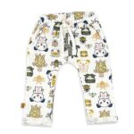 Hier het leuke ecru kleurige broekje Fearless - Friends uit de collectie van Frogs and Dogs. Het broekje heeft een een leuke print van verschillende dieren waaronder een kikker, bij, schildpad & een hondje. Het broekje heeft een elastische tailleband met koordje. De onderkant van de pijpjes hebben een omslag. Dit zachte en comfortabele broekje mag niet ontbreken in het kastje van jouw kleintje.