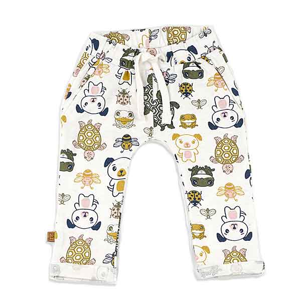 Hier het leuke ecru kleurige broekje Fearless - Friends uit de collectie van Frogs and Dogs. Het broekje heeft een een leuke print van verschillende dieren waaronder een kikker, bij, schildpad & een hondje. Het broekje heeft een elastische tailleband met koordje. De onderkant van de pijpjes hebben een omslag. Dit zachte en comfortabele broekje mag niet ontbreken in het kastje van jouw kleintje.