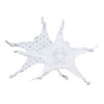 Dit witte knuffeldoekje Friends Forever is heerlijk zacht en knuffelig. Deze knuffeldoekjes worden gemaakt door Frogs and Dogs. Een katoenen knuffeldoekje is echt een must-have voor je kindje. Het is niet alleen superzacht, maar dankzij de handige knoopjes in de hoeken kan je kleintje het doekje gemakkelijk vastgrijpen. We hebben speciaal aan de kleine babyhandjes gedacht bij het maken ervan. Op de voorkant van het doekje staat de afbeelding van Friends Forever geborduurd in de kleur roze. Op de achterkant staat een grijze print van dezelfde afbeelding maar dan in het klein.