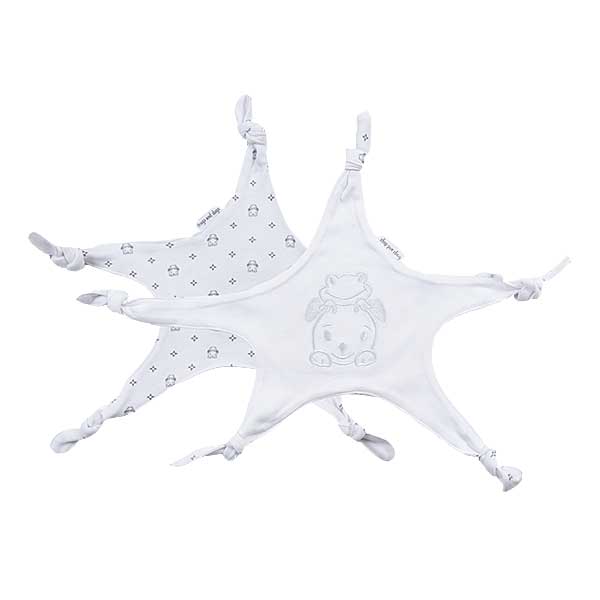 Dit witte knuffeldoekje Friends Forever is heerlijk zacht en knuffelig. Deze knuffeldoekjes worden gemaakt door Frogs and Dogs. Een katoenen knuffeldoekje is echt een must-have voor je kindje. Het is niet alleen superzacht, maar dankzij de handige knoopjes in de hoeken kan je kleintje het doekje gemakkelijk vastgrijpen. We hebben speciaal aan de kleine babyhandjes gedacht bij het maken ervan. Op de voorkant van het doekje staat de afbeelding van Friends Forever geborduurd in de kleur roze. Op de achterkant staat een grijze print van dezelfde afbeelding maar dan in het klein.
